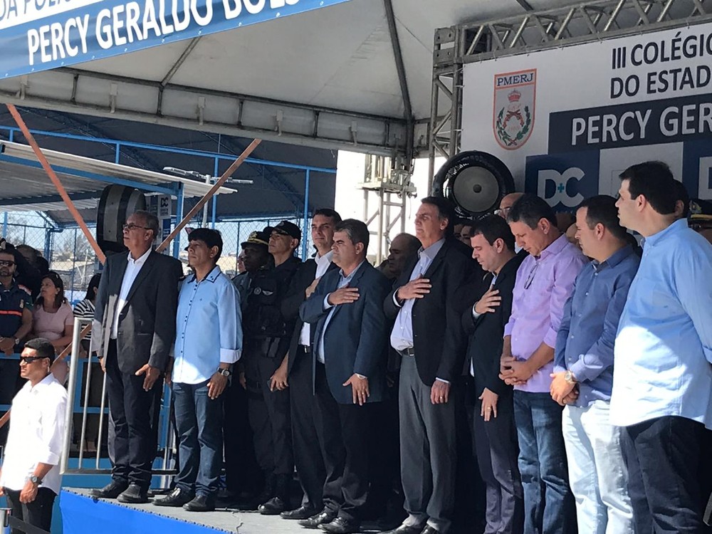 Bolsonaro participa da inauguração de colégio militar que leva nome de seu pai